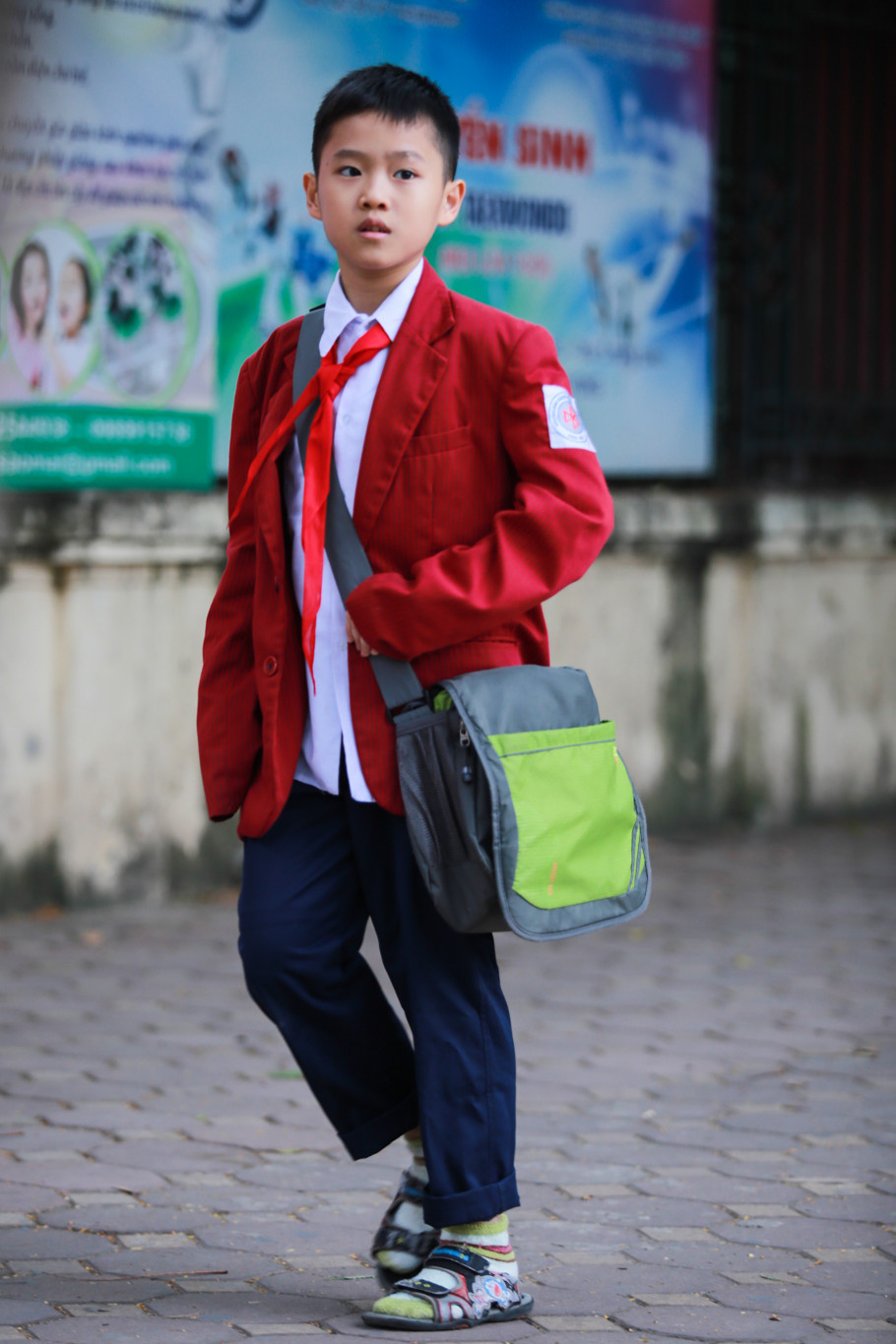 Vất vả nhất trong thời gian này là học sinh tiểu học khi các em có sức đề kháng yếu, nếu không mặc đủ ấm các em dễ bị cảm lạnh. (Ảnh: Minh Sơn/Vietnam+)