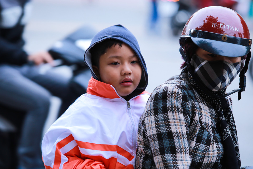 Những ngày này, học sinh đều phải mặc đồng phục mùa Đông đến trường. (Ảnh: Minh Sơn/Vietnam+)