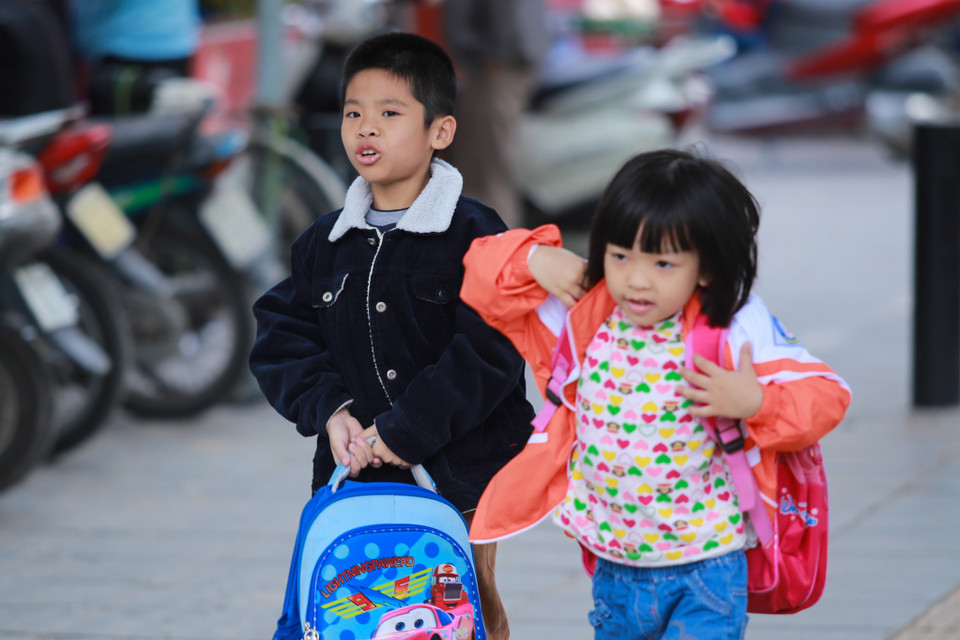 Nhiều em phải tự đi học trong thời tiết lạnh. (Ảnh: Minh Sơn/Vietnam+)