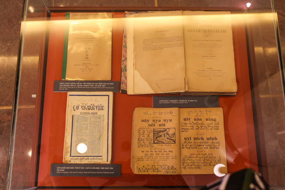 Các hiện vật được trưng bày là lịch sử chữ viết của dân tộc trên các loại chất liệu: từ giấy dó, vải, kim loại, gỗ cây… cho tới không gian tái hiện cảnh sĩ tử lều chõng đi thi, cảnh trạng nguyên về làng vinh quy bái tổ… (Ảnh: Minh Sơn/Vietnam+)