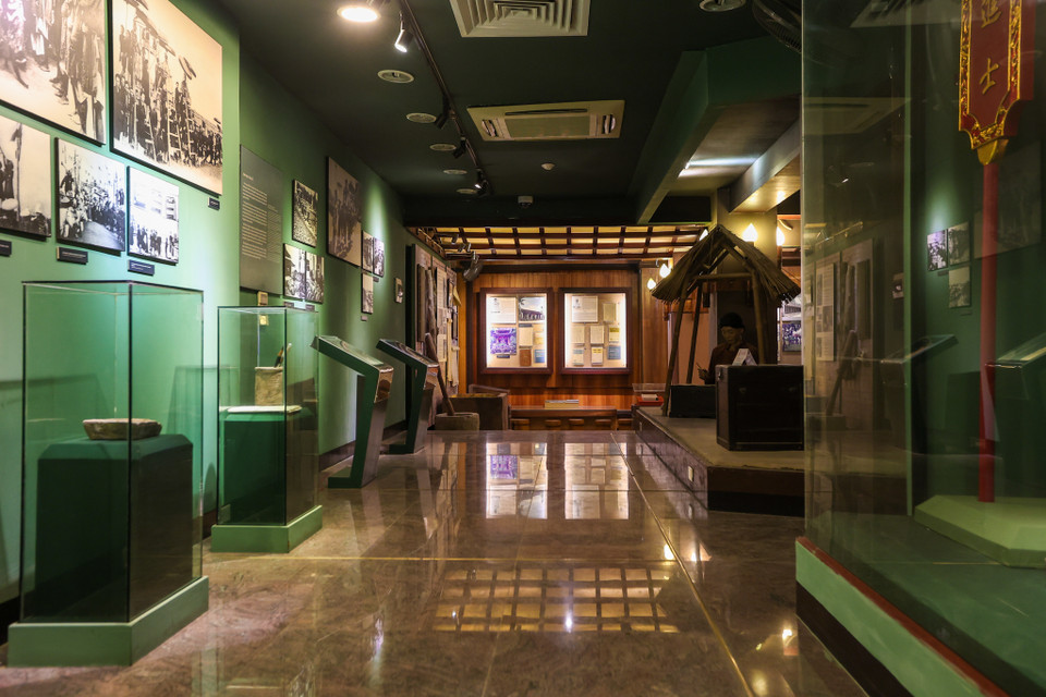 Các hiện vật cổ được trưng bày, bảo quản rất cẩn thận. (Ảnh: Minh Sơn/Vietnam+)