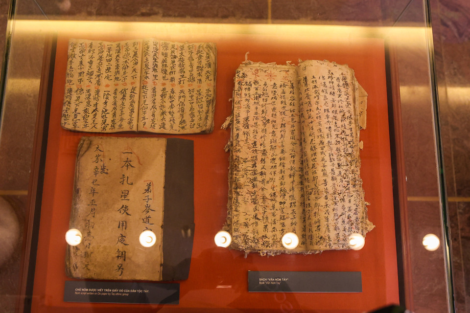 Dạo một vòng quanh khu trưng bày tầng 1, du khách sẽ có được cái nhìn khái quát về 10 thế kỉ văn học nước nhà (từ thế kỷ 10 đến cuối thế kỷ 19). (Ảnh: Minh Sơn/Vietnam+)