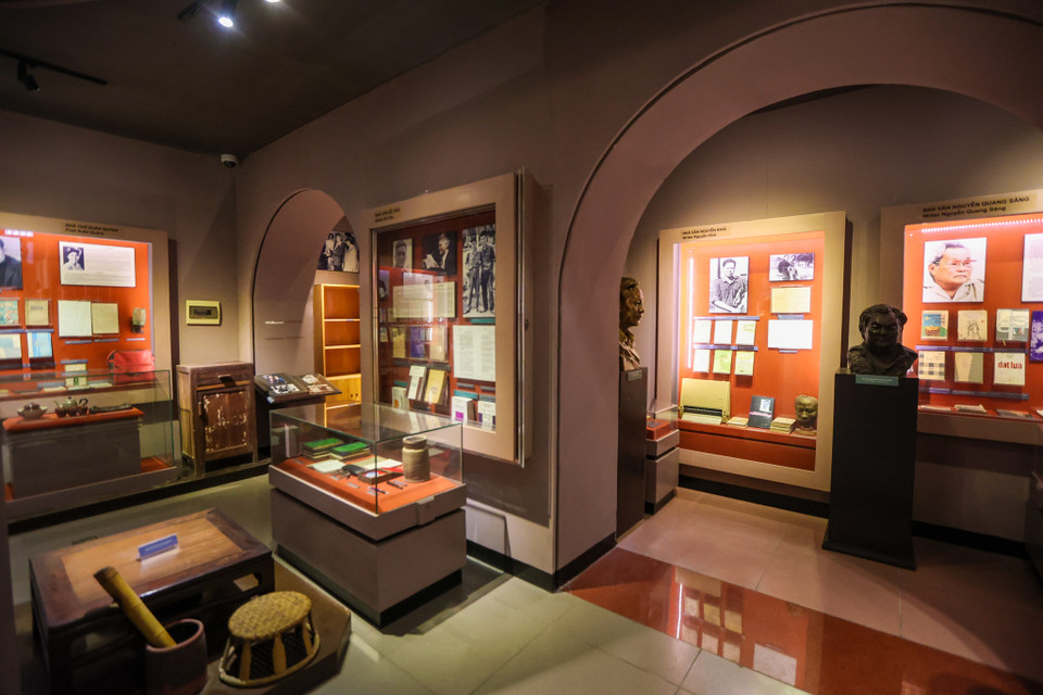 Tầng 3 của bảo tàng là nơi trưng bày về các nhà văn được Giải thưởng Nhà nước về văn học - nghệ thuật thời kỳ chống thực dân Pháp, văn học khu V, Nam Trung Bộ, các nhà văn sáng tác ở miền Bắc, miền Nam. (Ảnh: Minh Sơn/Vietnam+)