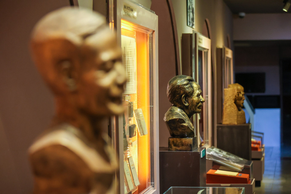 Nơi đây cũng trưng bày các bức tượng điêu khắc chân dung các nhà văn, nhà thơ nổi tiếng. (Ảnh: Minh Sơn/Vietnam+)