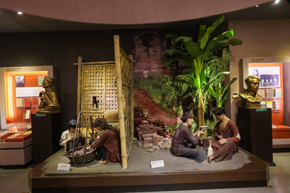 Du khách tham quan nơi đây như trải qua một thước phim tài liệu sống động về lịch sử văn học Việt Nam. (Ảnh: Minh Sơn/Vietnam+)