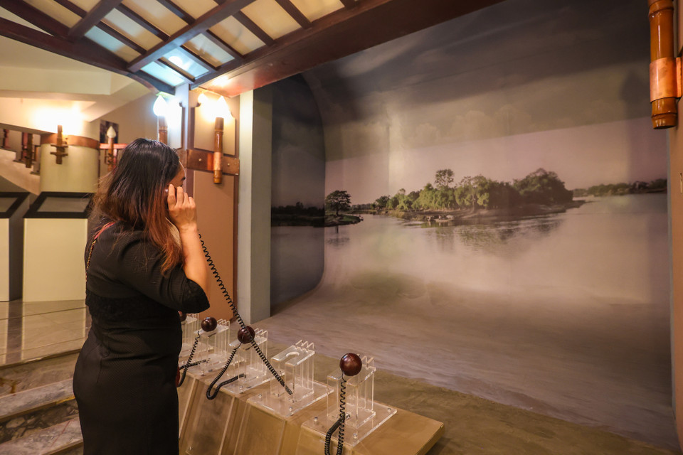 Bảo tàng cũng lắp đặt hệ thống máy tính, máy chiếu hiện đại để người đọc có thể nghe thuyết minh và dễ dàng tra cứu thêm thông tin. (Ảnh: Minh Sơn/Vietnam+)