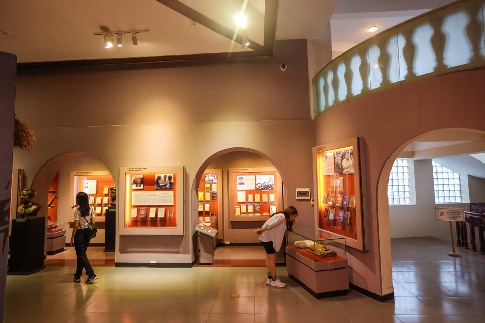 Mỗi tài liệu, hiện vật, sưu tập được lựa chọn đưa ra trưng bày đều là di sản quý giá chứa đựng nhiều câu chuyện về các nhà văn, nhà thơ, là bộ phận tinh hoa nhất của nền văn hóa Việt. (Ảnh: Minh Sơn/Vietnam+)