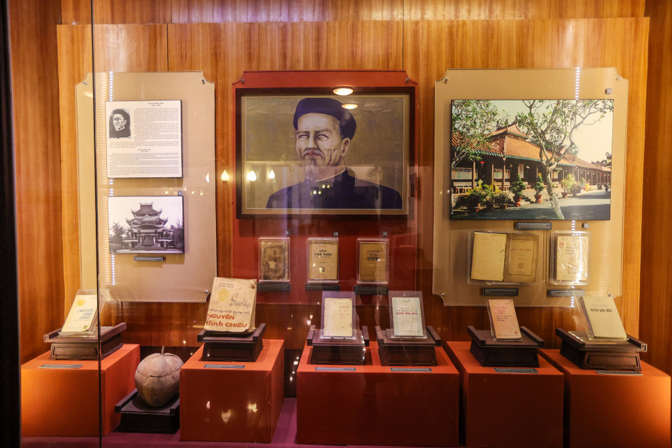 Chân dung cụ Nguyễn Đình Chiểu cùng những tác phẩm của mình. (Ảnh: Minh Sơn/Vietnam+)