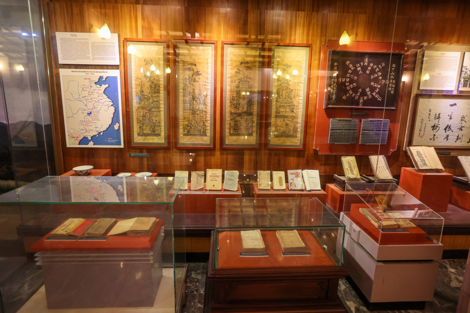 Với gần 4.000 hiện vật được trưng bày, Bảo tàng đã mang đến cho du khách một bức tranh tương đối toàn cảnh về cuộc đời và sự nghiệp của nhiều tác gia Việt Nam từ trung đại đến hiện đại. (Ảnh: Minh Sơn/Vietnam+)