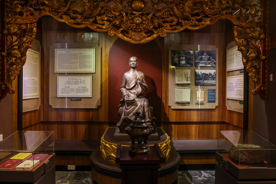 Bức tượng Vua Trần Nhân Tông niên đại thế kỷ 13 thỉnh từ chùa Tiêu Sái (nay là chùa Báo Ân, Gia Lâm, Hà Nội). (Ảnh: Minh Sơn/Vietnam+)