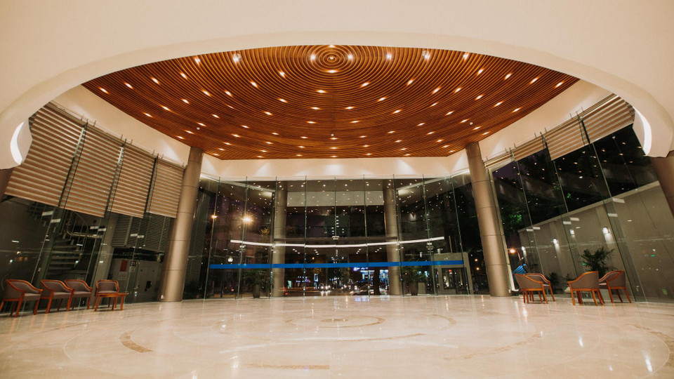 Toàn bộ trần khu sảnh chính được trang trí theo hình thức sóng truyền hình lan tỏa. (Ảnh: Minh Sơn/Vietnam+)