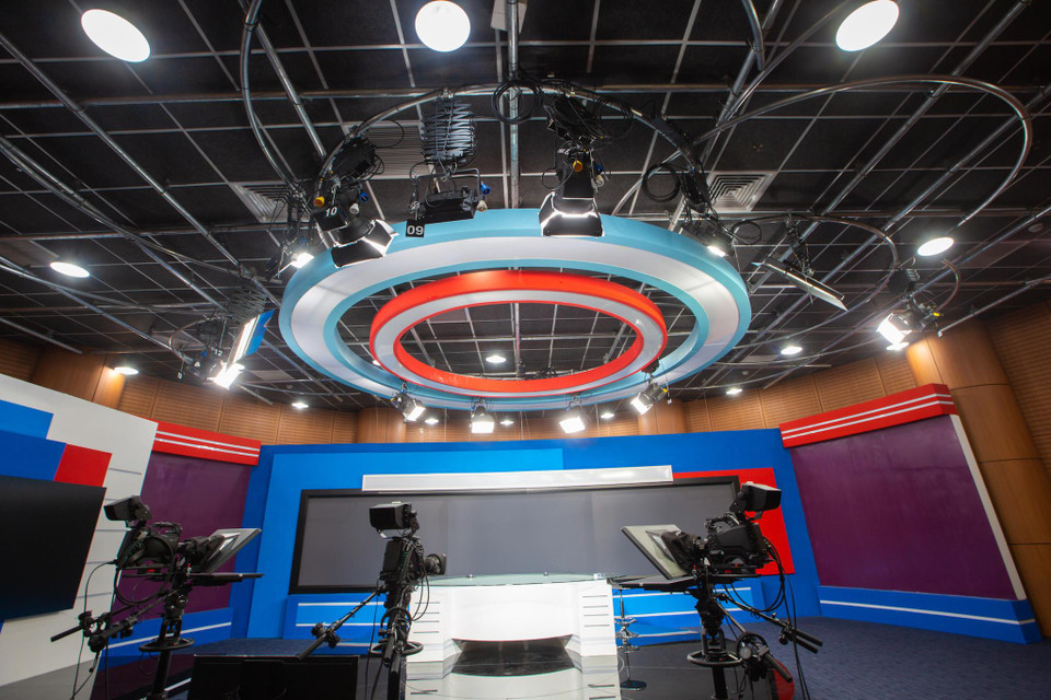 Hệ thống trường quay được đầu tư hiện đại với 4 trường quay riêng biệt, 4 phòng thu và 1 phòng đọc. (Ảnh: Minh Sơn/Vietnam+)