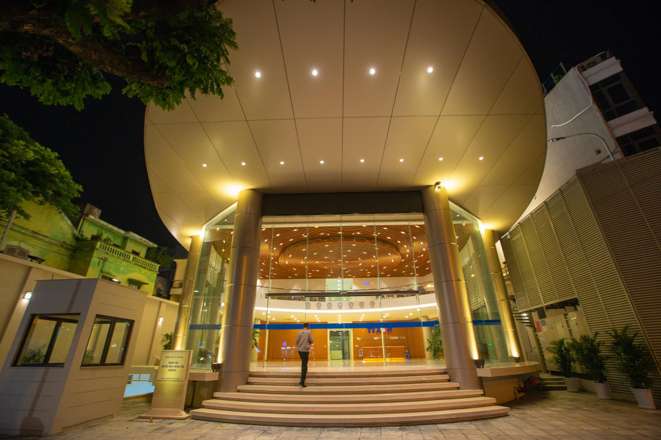 Việc xây dựng công trình Trung tâm Truyền hình Thông tấn là nhiệm vụ, nhu cầu cấp thiết đối với Thông tấn xã Việt Nam, tạo cơ sở tích hợp hạ tầng kỹ thuật công nghệ cao với mô hình xử lý thông tin tập trung; đáp ứng nhu cầu xử lý thông tin nhanh, kịp thời với nhiều loại nguồn tin, phù hợp phương thức truyền phát thông tin hiện đại, đa phương tiện ngày nay. (Ảnh: Minh Sơn/Vietnam+)