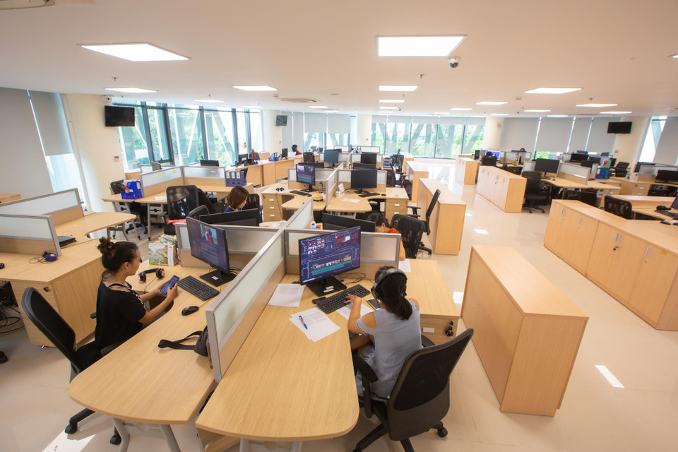 Khu văn phòng làm việc tại đây được bố trí theo phong cách tòa soạn hội tụ. (Ảnh: Minh Sơn/Vietnam+)