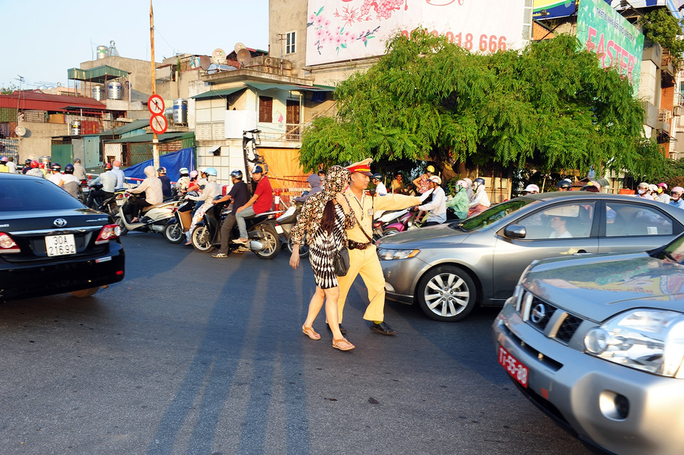Một số người dân có biểu hiện say nắng, ngất xỉu được các chiến sỹ đưa vào bóng râm nghỉ ngơi. (Ảnh: Minh Sơn/Vietnam+)