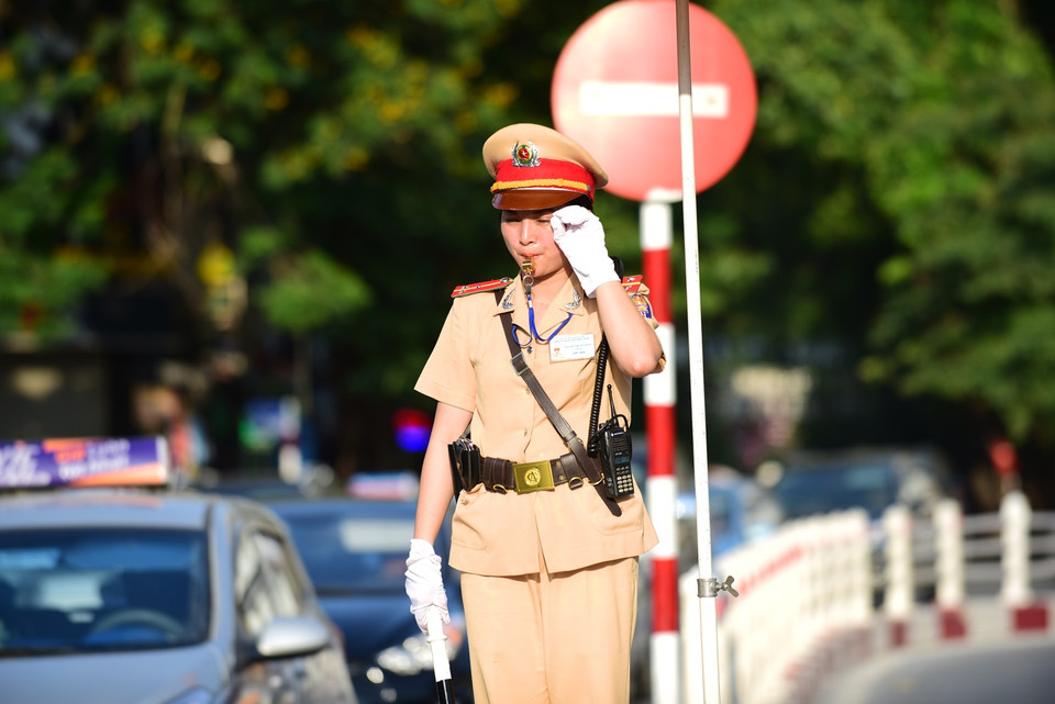 ‘Nhiều lúc mùi khói, mùi xăng hòa với bụi và hơi nóng từ mặt đường bốc lên đến ngạt thở nhưng đã là nhiệm vụ thì mình phải hoàn thành tốt.’ (Ảnh: Minh Sơn/Vietnam+)