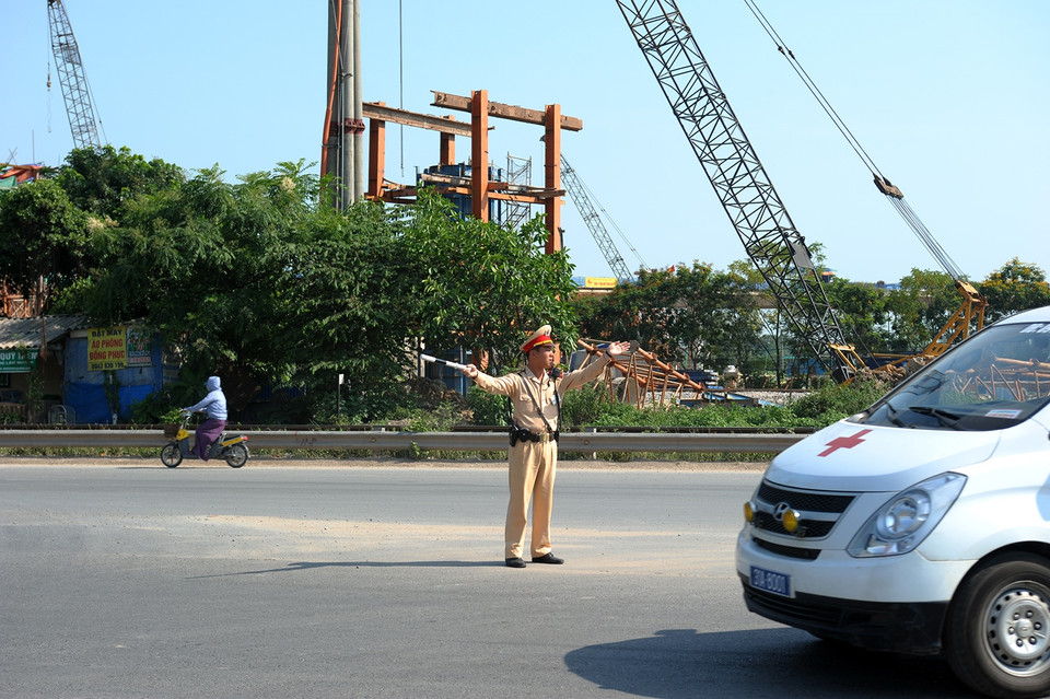 Trong cái nắng hầm hập lên tới gần 40 độ C của Thủ đô Hà Nội, các chiến sỹ CSGT Hà Nội vẫn miệt mài với công việc phân luồng giao thông. (Ảnh: Minh Sơn/Vietnam+)