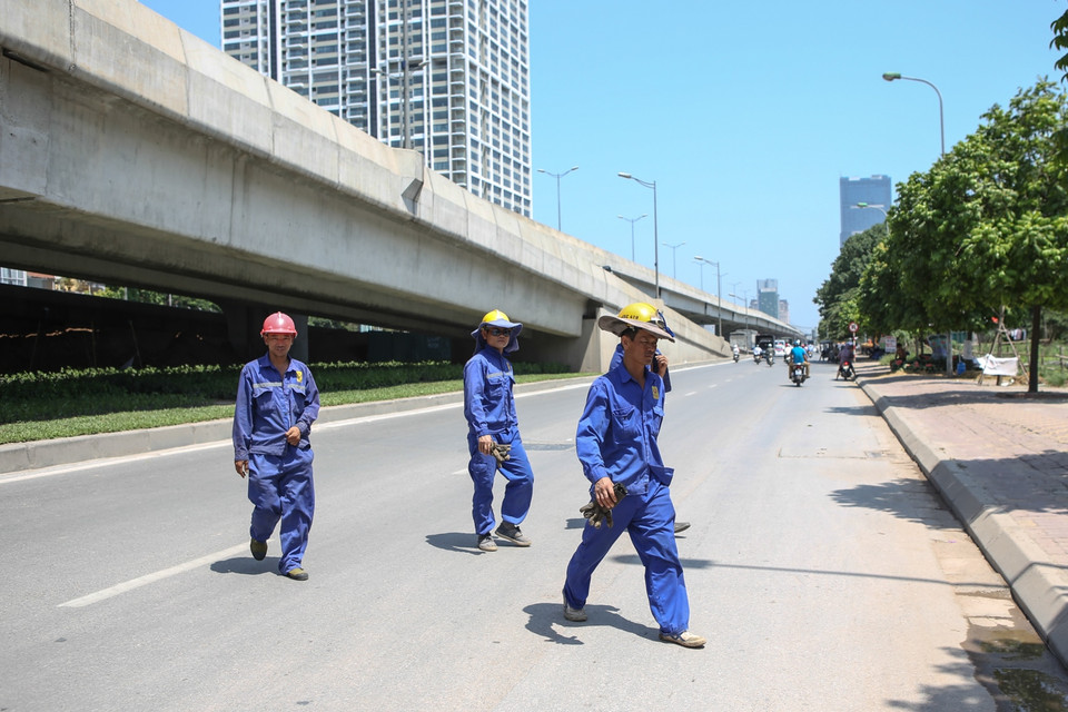 Với những công nhân xây dựng, ngày nắng cũng như ngày mưa họ đều sẵn sàng chấp nhận. (Ảnh: Minh Sơn/Vietnam+)