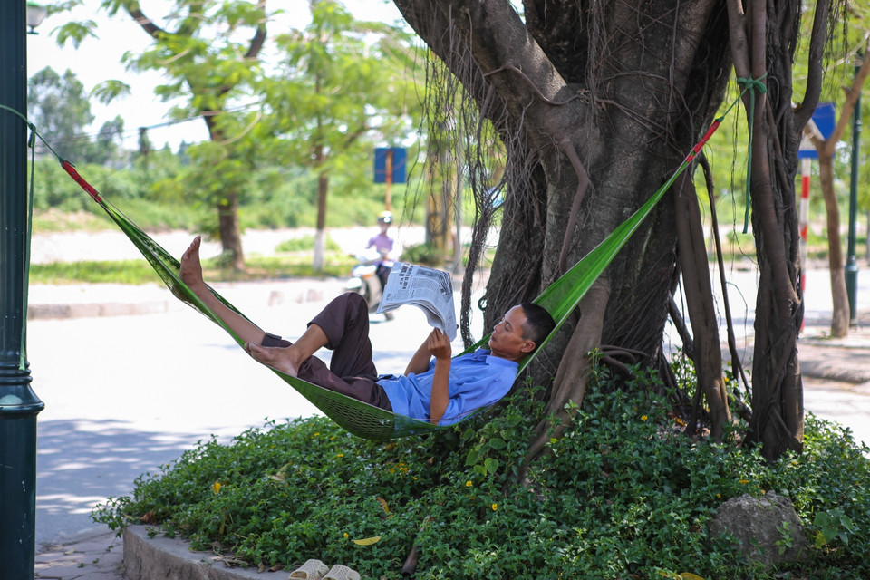 Phút nghỉ ngơi hiếm hoi của một người lao động. (Ảnh: Minh Sơn/Vietnam+)