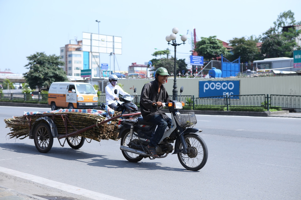 Nhiệt độ ngoài trời luôn đạt mức đỉnh từ 40 thậm chí có nơi 45 độ C. Vất vả nhất vẫn là những người lao động ngoại tỉnh ngày ngày bám lấy mặt đường kiếm sống. (Ảnh: Minh Sơn/Vietnam+)