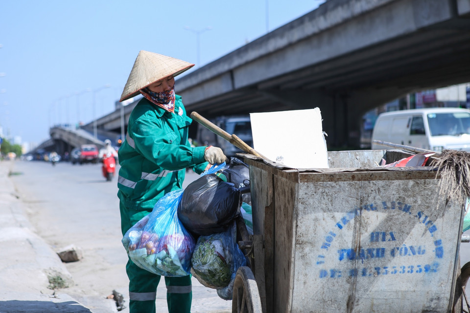 Khổ sở nhất vẫn là những công nhân vệ sinh môi trường khi ngày ngày phải ‘phơi mình’ trong chảo lửa 40 độ C của Thủ đô bất kể lúc nào. (Ảnh: Minh Sơn/Vietnam+)