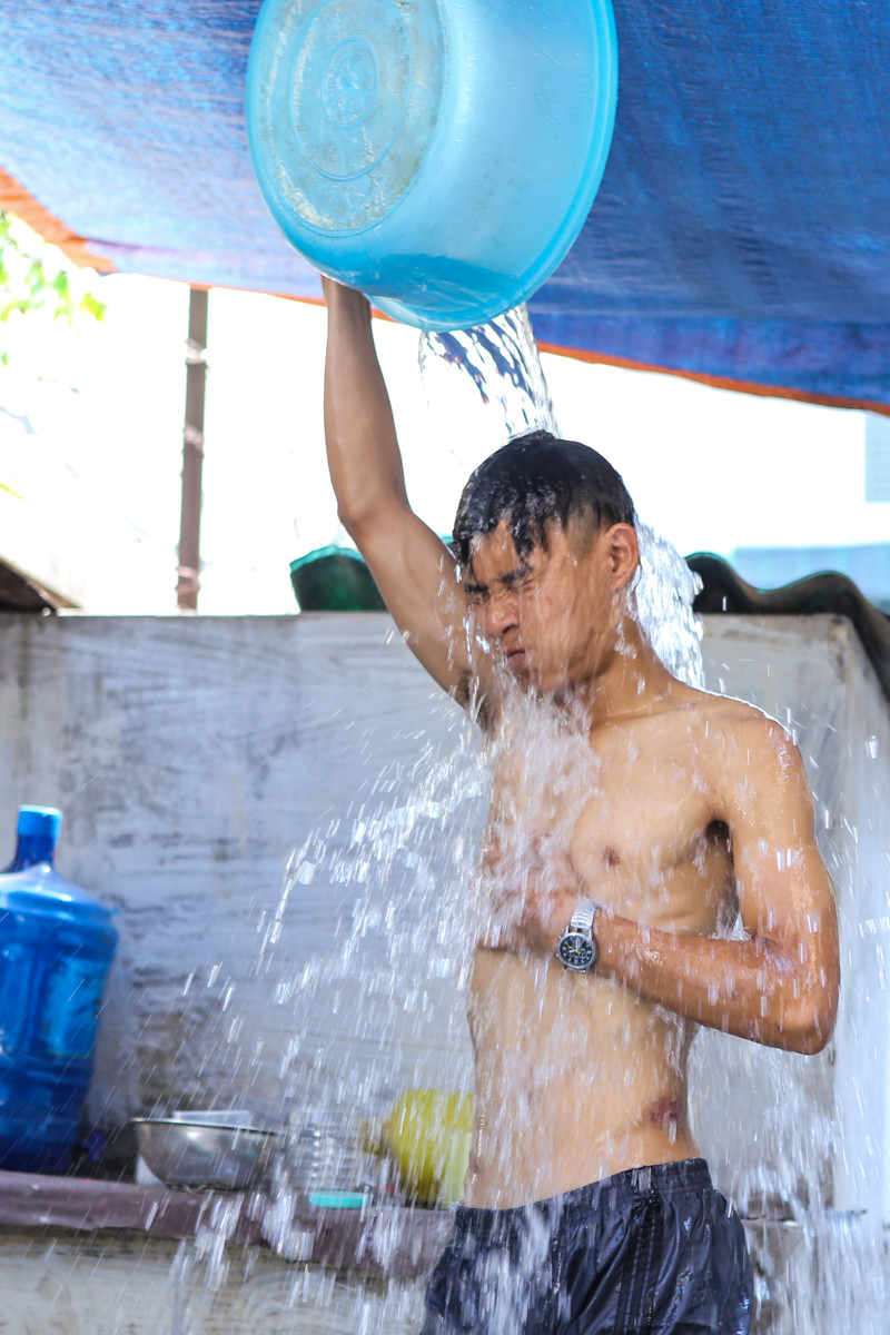 Một ngày các bạn nam sinh viên ở đây phải tắm đến 4, 5 lần. Hoàng cho biết, có một phòng gồm 3 bạn nữ ở chung với nhau vì không chịu được nóng nên đã kéo nhau lên thư viện trường ngồi vì có điều hòa. (Ảnh: Minh Sơn/Vietnam+)