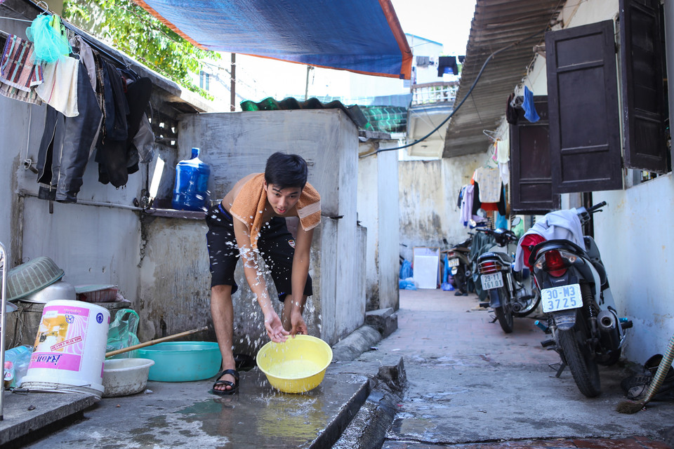 Khu trọ nhỏ gồm 5 phòng khép kín đã trở thành ‘lò bát quái’ thực sự. Sơn chiều nào cũng phải đổ nước ra sân để nhiệt độ giảm bớt. (Ảnh: Minh Sơn/Vietnam+)