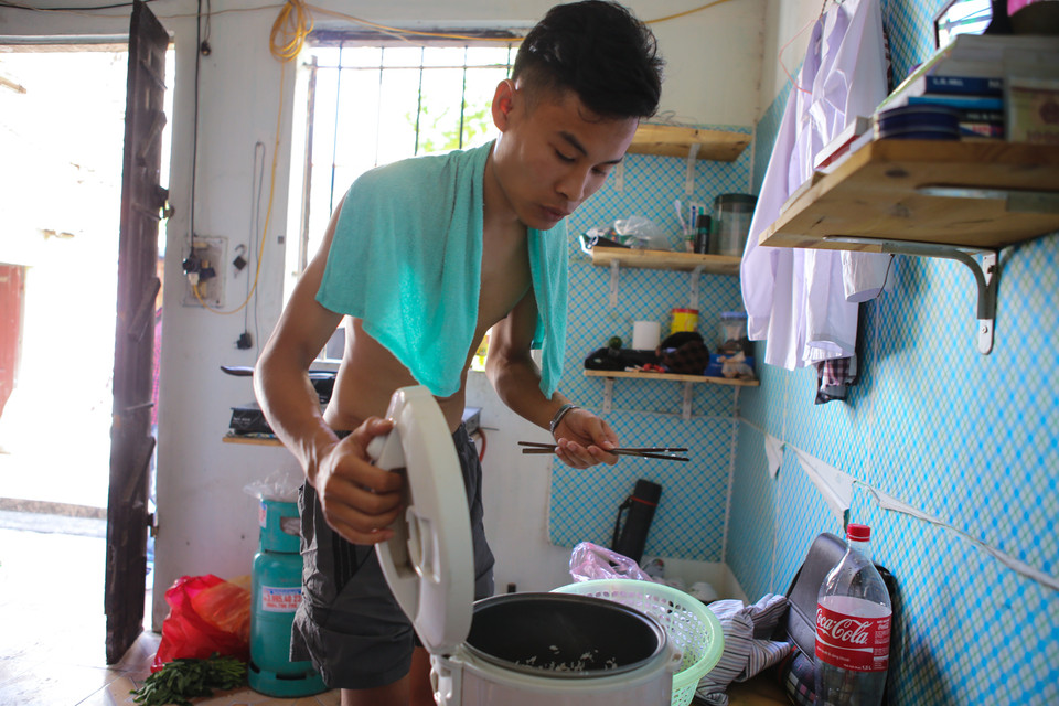 Hoàng cho biết, trừ những hôm đi học ra còn lại thời gian ở trong phòng với em như cực hình. Dù mở toang hết cửa, bật quạt hết công suất nhưng tình hình không cải thiện là bao, có đêm em phải trải chiếu ra ngoài sân ngủ. (Ảnh: Minh Sơn/Vietnam+)