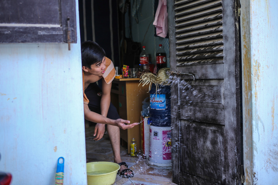 Vẩy nước lên cửa cũng là một cách hay được các bạn sinh viên áp dụng. (Ảnh: Minh Sơn/Vietnam+)
