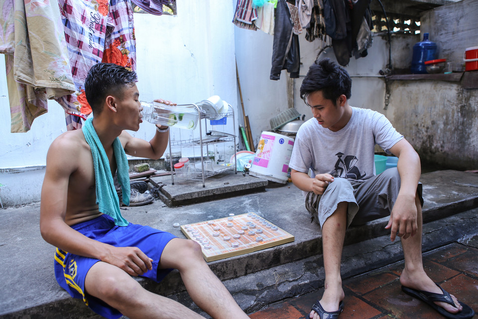 Hoàng và Sơn cho biết, mấy hôm nữa các bạn sẽ học cách làm điều hòa tự chế mà trên mạng đang chia sẻ những ngày gần đây. (Ảnh: Minh Sơn/Vietnam+)