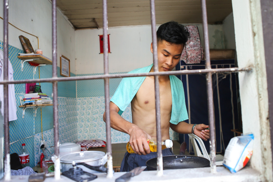 Lường Thanh Hoàng (sinh năm 1994) hiện đang học khoa Du lịch (Đại học Khoa học xã hội và Nhân văn) cho biết, căn phòng trọ của anh chỉ vỏn vẹn 10 mét vuông, những ngày nắng nóng đỉnh điểm, mái tôn hấp hơi khiến căn phòng như ‘lò thiêu’. (Ảnh: Minh Sơn/Vietnam+)