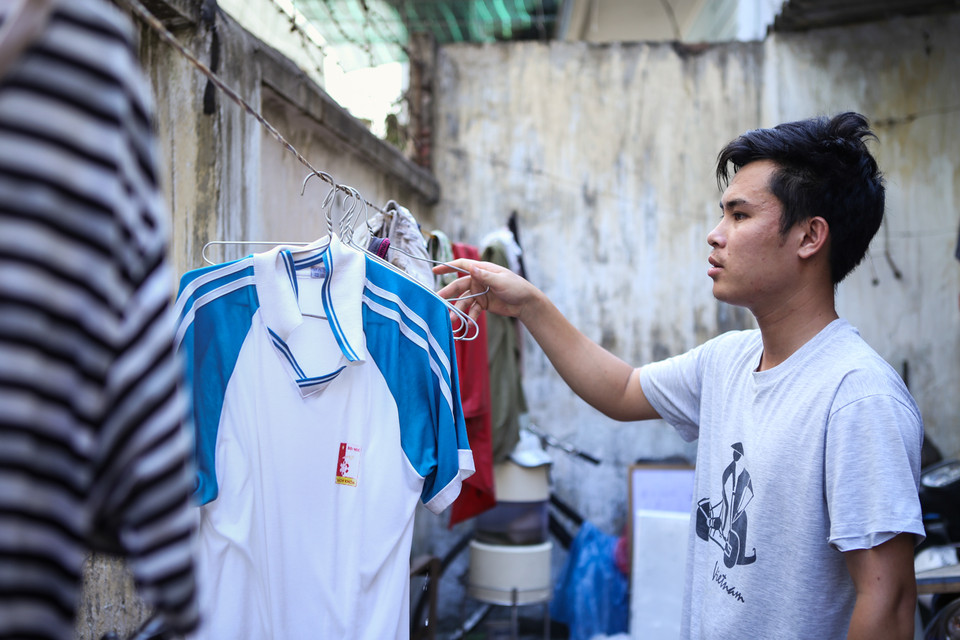 Quần áo các bạn phơi từ trưa bây giờ đã khô cong, ‘nếu không mang vào sớm có khi cháy’, anh Đặng Văn Đông hóm hỉnh chia sẻ. (Ảnh: Minh Sơn/Vietnam+)