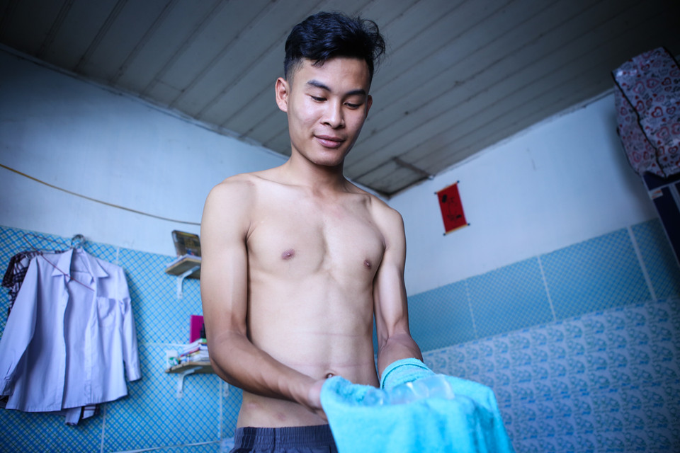 Đây là cách chống nóng tạm thời khá hiệu quả với túi tiền vốn đã eo hẹp của các bạn sinh viên. (Ảnh: Minh Sơn/Vietnam+)