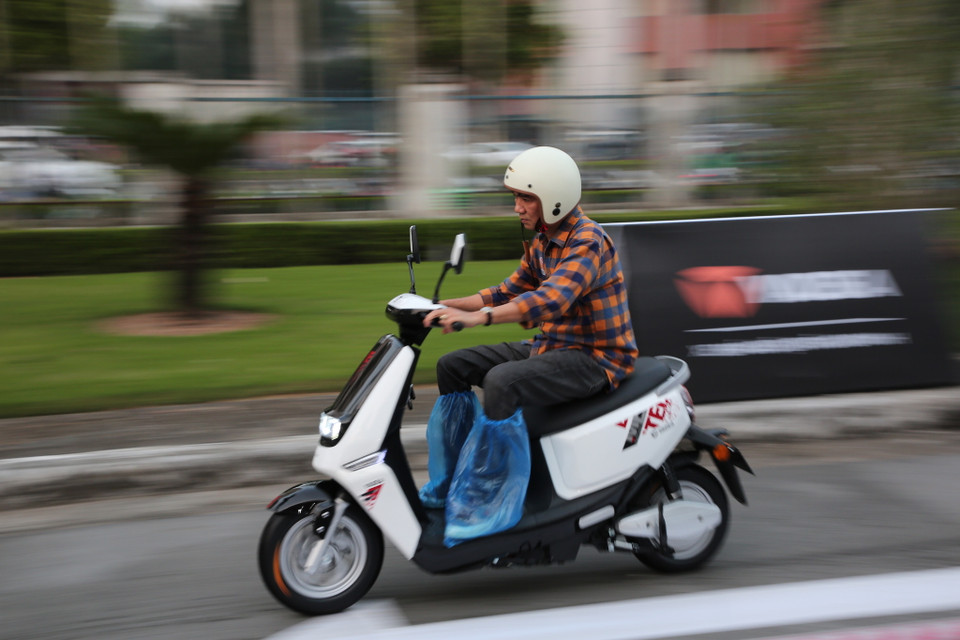 Yadea G5 được phân phối với giá bán lẻ đề xuất 39,99 triệu với 4 lựa chọn về màu sắc: Trắng sứ, Đỏ kim, Đen tuyền và Xám bạc. (Ảnh: Minh Sơn/Vietnam+)