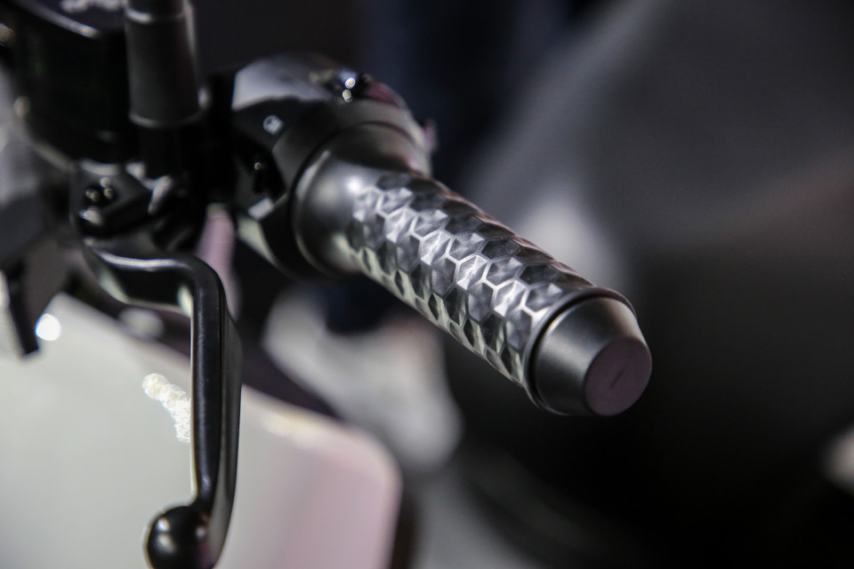 Trong trường hợp tắt máy không sử dụng mà xe có dấu hiệu được dắt đi, cảm ứng dịch chuyển trên bánh xe tiếp nhận chuyển động, lập tức thông báo ngay tới điện thoại về việc việc xe đang bị di chuyển. Trên xe sẽ lập tức khóa cứng bánh, phát còi báo động, không thể vận hành. (Ảnh: Minh Sơn/Vietnam+)