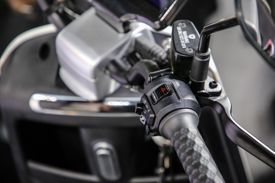 Yadea áp dụng 3 nền tảng định vị là GPS, AGPS và Bắc Đẩu, mang đến định vị chính xác và đáng tin cậy hơn với các dữ liệu bản đồ mới tại Việt Nam. Hệ thống định vị được duy trì bởi một nguồn pin 12V độc lập, nhằm đảm bảo hoạt động ngay cả khi nguồn điện chính cạn, hoặc pin chính bị tháo rời. (Ảnh: Minh Sơn/Vietnam+)