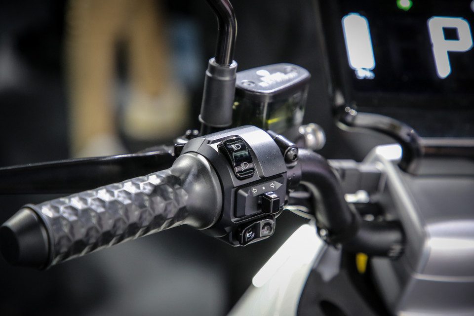 Yadea G5 tiên phong trong nhóm xe máy hai bánh ở các tính năng thông minh hỗ trợ người dùng dễ dàng vận hành, di chuyển thông qua ứng dụng Yadea Travel trên Smartphone.Định vị xe, theo dõi lộ trình, cảnh báo di chuyển (Ảnh: Minh Sơn/Vietnam+)