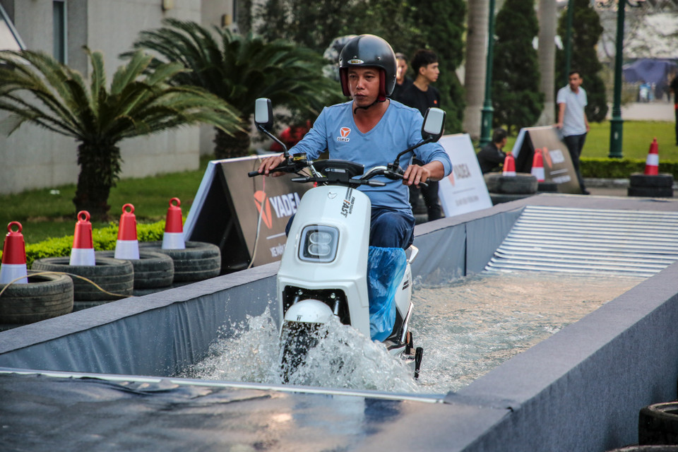 Yadea G5 sử dụng pin Lithium 18650 thế hệ mới của Panasonic tương tự dòng ôtô điện Tesla của Mỹ. Tuổi thọ của dòng pin này lên tới 1.000 vòng sạc. Với một lần sạc đầy, xe Yadea G5 có thể vận hành được trên 65km khi lái với vận tốc 38 km/h và trên 55km khi lái với vận tốc 52km/h. Thời gian sạc pin của Yadea G5 ở khoảng 6-8 giờ. (Ảnh: Minh Sơn/Vietnam+)