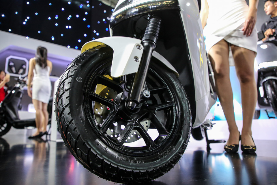 Xe được trang bị không săm có khả năng phân tán áp lực đồng đều trên bề mặt tiếp xúc mặt đường. Trong điều kiện hết hơi, xe vẫn có thể chạy thêm 40km với tốc độ 30 Km/h. Vật liệu làm lốp xe áp dụng công thức chống mài mòn cao để cải thiện hiệu suất chịu áp lực và lực cản, bền hơn 1,2 lần so với lốp thông thường. (Ảnh: Minh Sơn/Vietnam+)