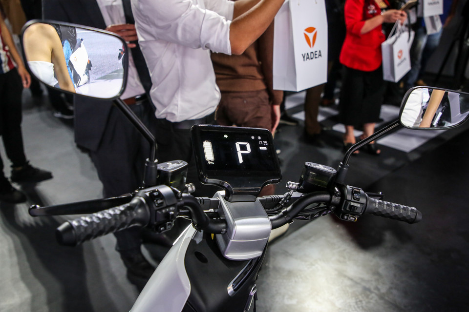 Điểm thu hút Yadea G5 là màn hình LCD cỡ lớn 7 inches độ phân giải cao, tích hợp sẵn cảm biến để tự động điều chỉnh mức độ sáng phù hợp với trời nắng hay ban đêm. (Ảnh: Minh Sơn/Vietnam+)