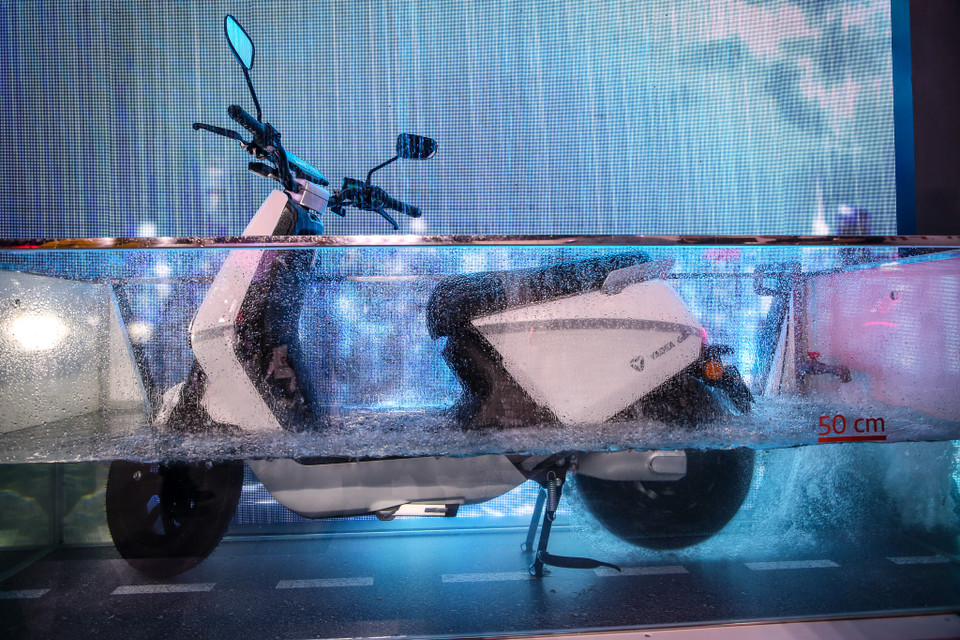 Xe có thể chịu được ngập nước lên tới 50cm. (Ảnh: Minh Sơn/Vietnam+)