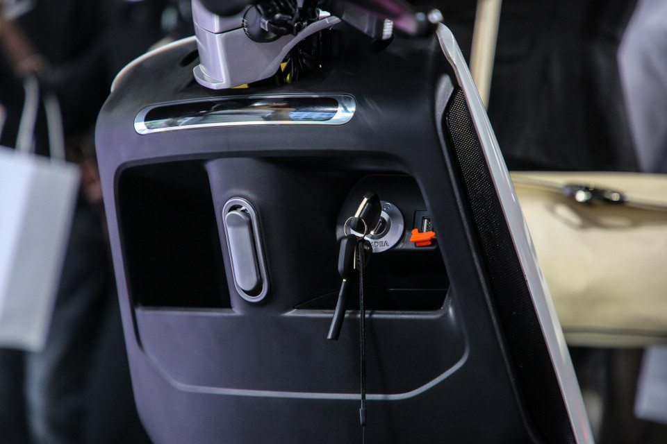 Với việc trang bị kết nối bluetooth thế hệ mới, người dùng có thể quản lý xe dễ dàng với ứng dụng trên smartphone, thậm chí là mở/khoá xe, tìm xe mà không cần dùng đến chìa khoá thông thường. Xe cũng được xây dựng từ nền tảng hệ thống hỗ trợ thông minh của Đức với công nghệ khởi động xe cảm ứng ITO touch và chìa khóa smartkey có phạm vi sử dụng ấn tượng lên tới 70m. (Ảnh: Minh Sơn/Vietnam+)