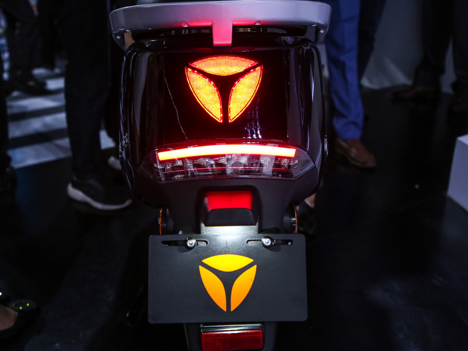 Đèn sau của xe được thiết kế với hình dáng độc đáo. (Ảnh: Minh Sơn/Vietnam+)