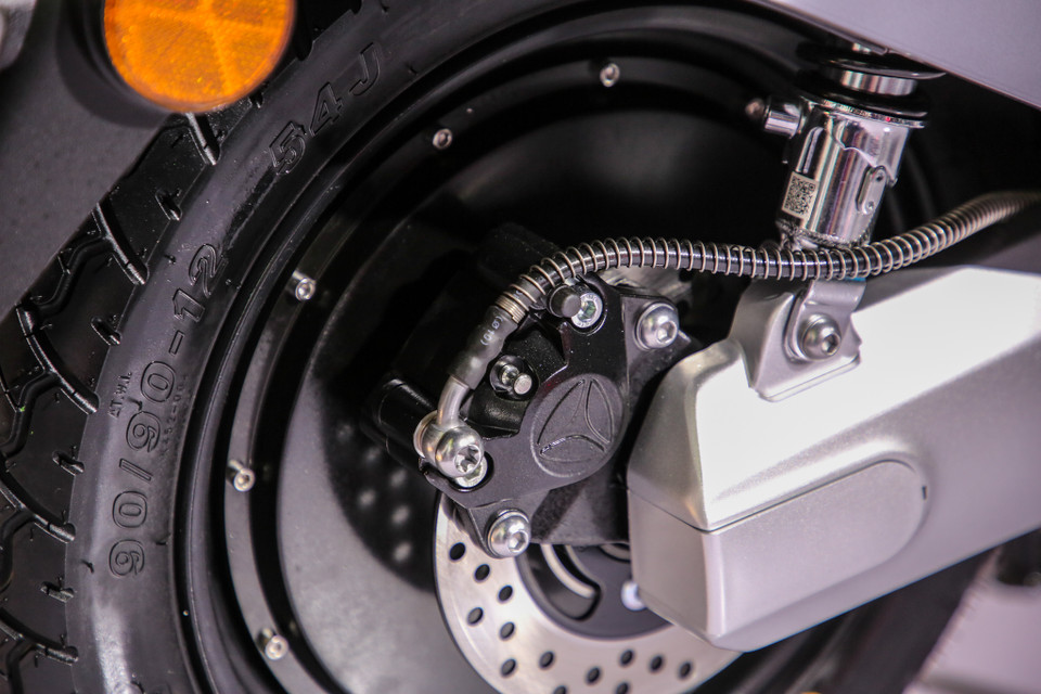 Động cơ GTR 4.0 kết hợp với bộ điều khiển tối ưu giúp có sẵn 2 chế độ lái ECO – tiết kiệm nhiên liệu và POWER – tăng tốc mạnh mẽ, chuyền đổi dễ dàng bằng nút bấm chức năng ngay trên tay lái xe. Tại chế độ ECO, tốc độ tối đa đạt 38km/h, chế độ POWER tốc độ tối đa đạt 52km/h. Cả hai chế độ lái đều phù hợp với nhu cầu sử dụng tại thị trường Việt Nam, đặc biệt là trong các đô thị đông đúc. (Ảnh: Minh Sơn/Vietnam+)