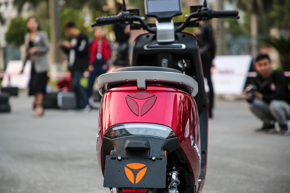 Vỏ nhựa trên Yadea G5 sử dụng nhựa ABS cao cấp có độ dày gấp đôi so với tiêu chuẩn nhằm đảm bảo độ bền, chống va đập tốt hơn, đồng thời áp dụng quy trình sơn PU800 với 9 giai đoạn mài phun từ hãng Beckers (Thuỵ Điển).