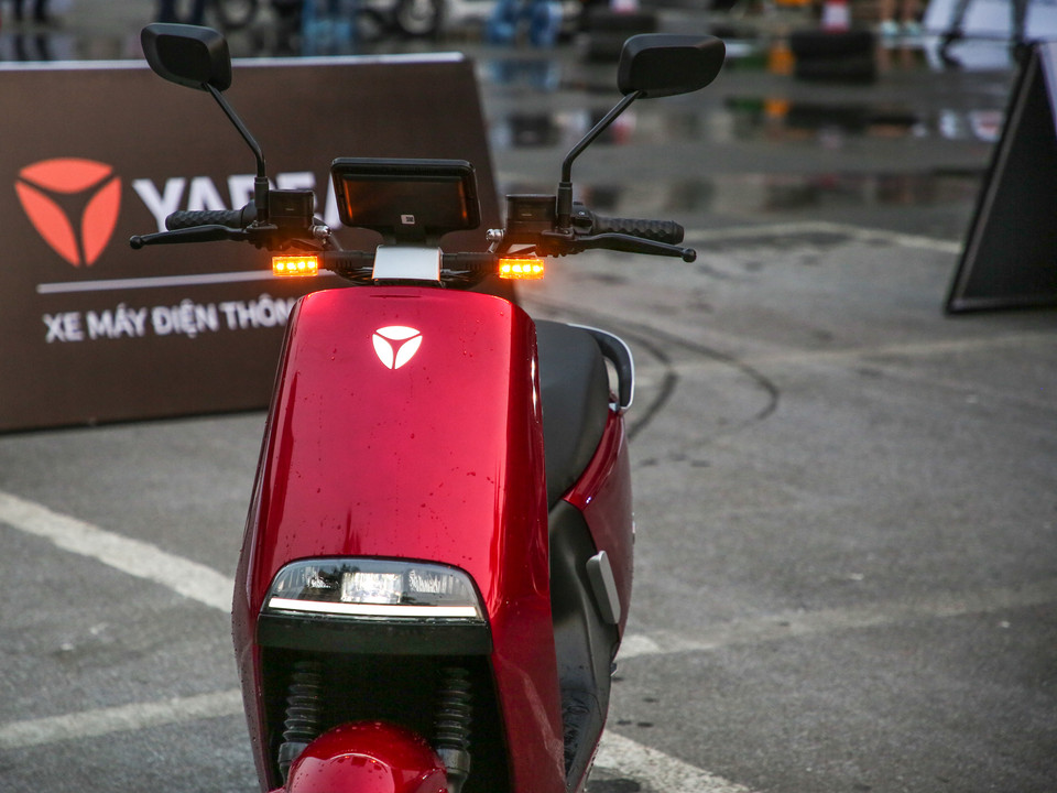 Toàn bộ hệ thống đèn trên xe đều sử dụng LED với hiệu suất chiếu sáng cao 90% so với dạng đèn truyền thống, đồng thời được thiết kế sử dụng các loại vật liệu có tuổi thọ cao, chống lão hoá trong nhiều năm và biểu tượng Yadea ở đầu xe có đèn nền phát sáng dễ dàng nhận diện từ xa. (Ảnh: Minh Sơn/Vietnam+)