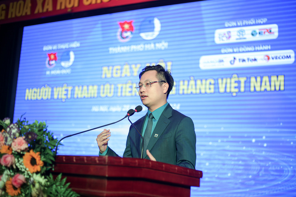 Ông Trần Quang Hưng - Phó bí thư Thành đoàn Hà Nội phát biểu tại lễ khai mạc ngày hội. Sự kiện nhằm hưởng ứng cuộc vận động “Người Việt Nam ưu tiên dùng hàng Việt Nam” với sự tham gia của hơn 1.000 đoàn viên, thanh niên và người dân. (Ảnh: Diễm Hằng/Vietnam+)
