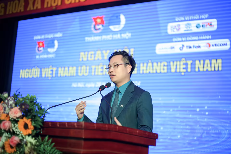 Ông Trần Quang Hưng - Phó bí thư Thành đoàn Hà Nội phát biểu tại lễ khai mạc ngày hội. Sự kiện nhằm hưởng ứng cuộc vận động “Người Việt Nam ưu tiên dùng hàng Việt Nam” với sự tham gia của hơn 1.000 đoàn viên, thanh niên và người dân. (Ảnh: Diễm Hằng/Vietnam+)