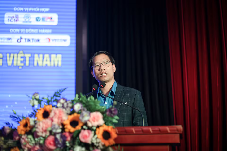 Ông Nguyễn Đắc Tình - Chủ tịch Câu lạc bộ Doanh nghiệp trẻ huyện Hoài Đức, Chủ tịch mạng lưới đổi mới sáng tạo MarTech Việt Nam đại diện cho các đơn vị tham gia phát biểu. (Ảnh: Diễm Hằng/Vietnam+)