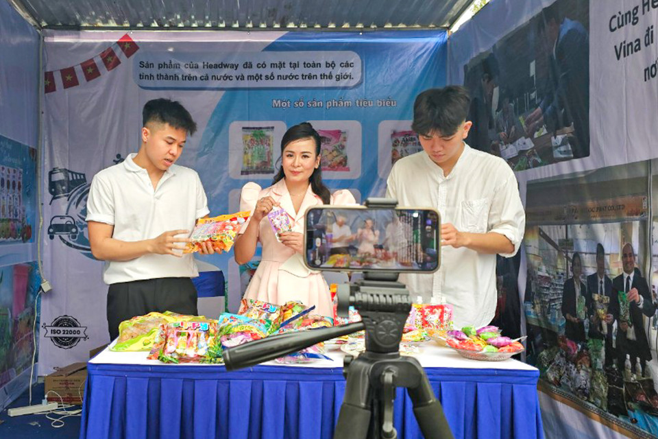 Ngày hội tạo thêm cơ hội để các doanh nghiệp thông tin, giới thiệu, quảng bá sản phẩm, tìm kiếm cơ hội hợp tác đầu tư, giao thương trong lĩnh vực sản xuất, phân phối hàng tiêu dùng. (Ảnh: Diễm Hằng/Vietnam+)